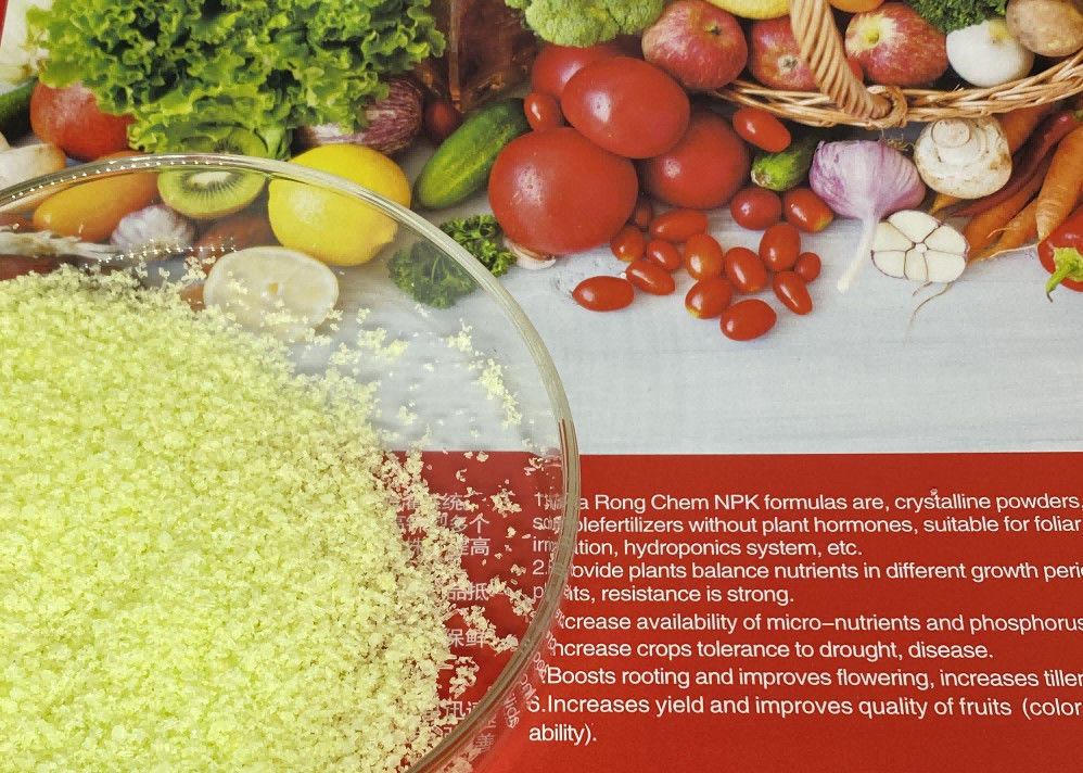 Yellow NPK Water Soluble Fertilizers 30 10 10 High Nitrogen For Plants Vegetables